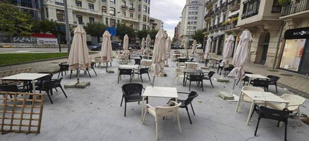 Una terraza vacía en Madrid. /europa press